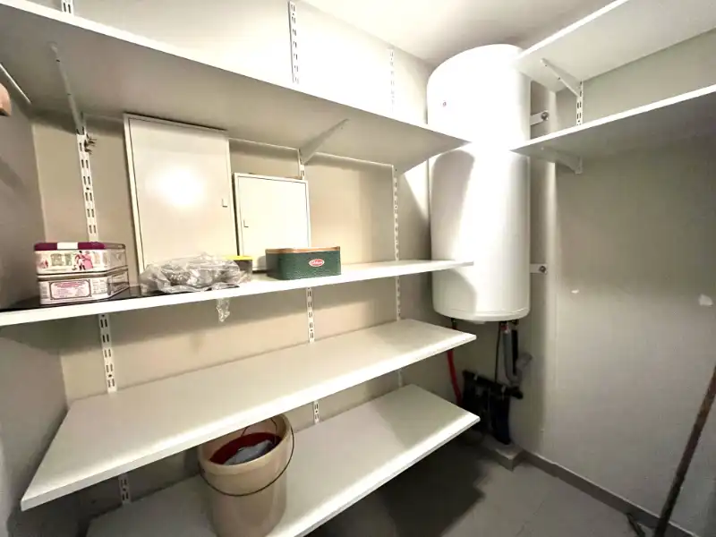 Vernieuwd 2-slaapkamer appartement, met staanplaats en kelderberging foto 18