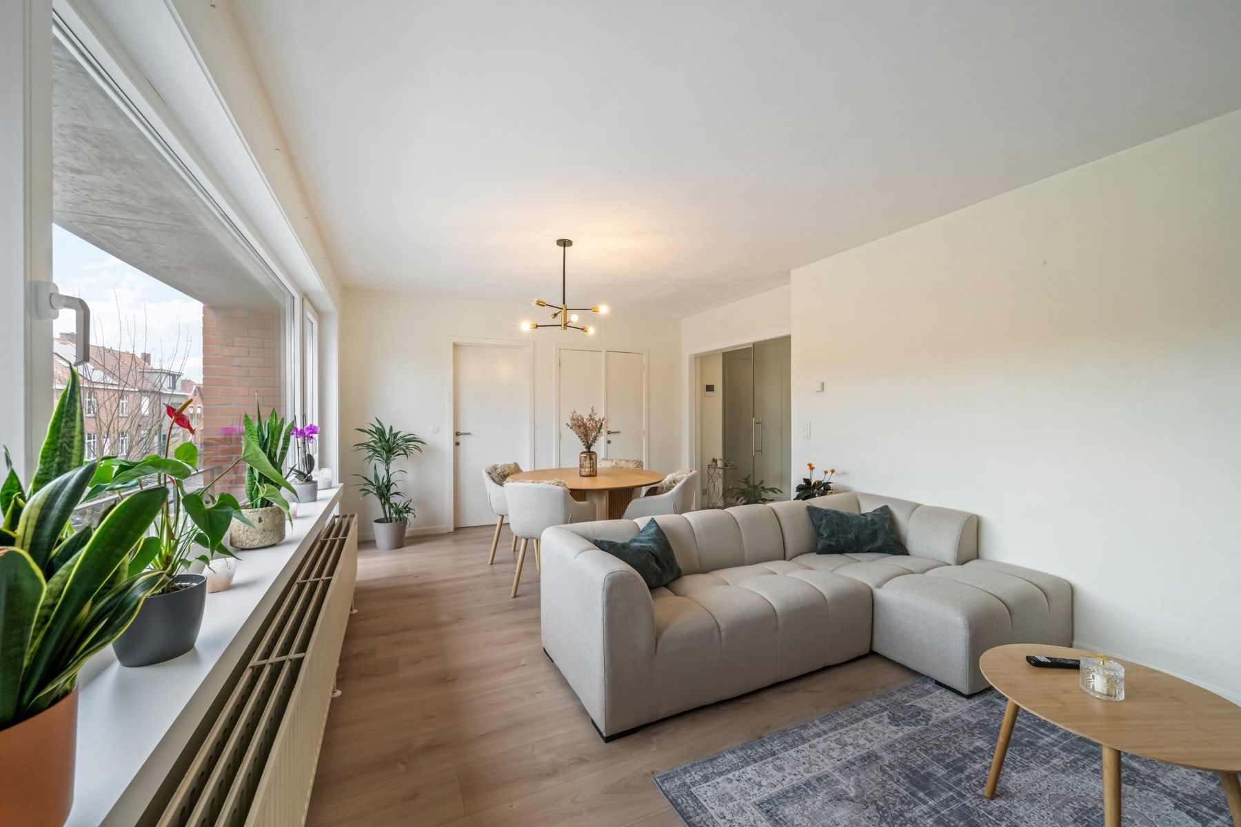 Ruim 2slpk-appartement (1e verd.) met Z-gericht terras. foto {{pictureIndex}}