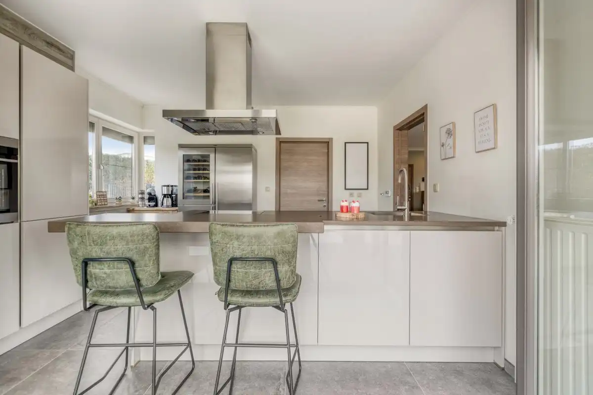 Instapklare villa met 3 slaapkamers, grote bureelkamer en garages foto 13