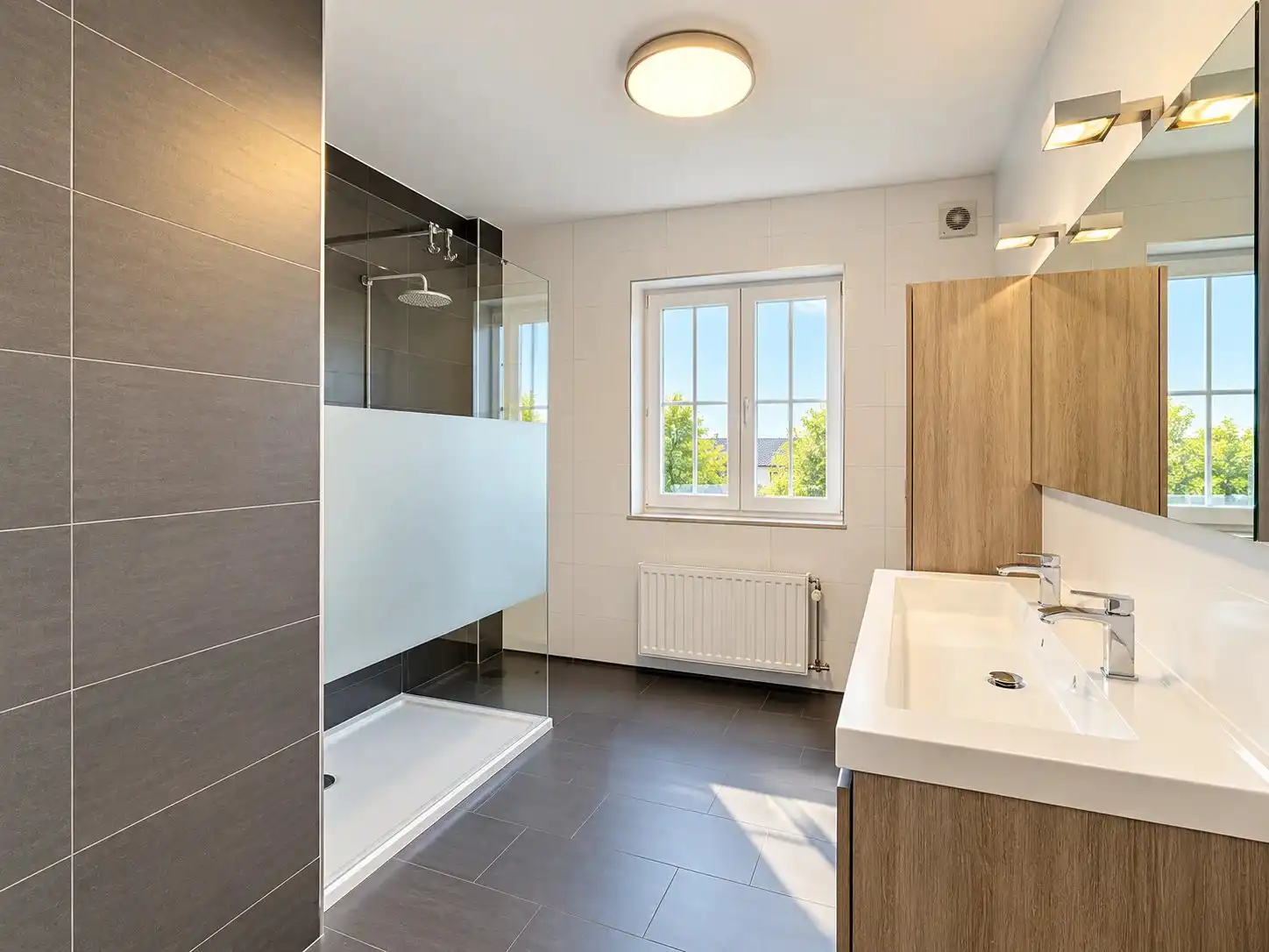Zeer ruim duplex appartement met mogelijk 4 slaapkamers, ruim terras en garage vlakbij het centrum. foto 15