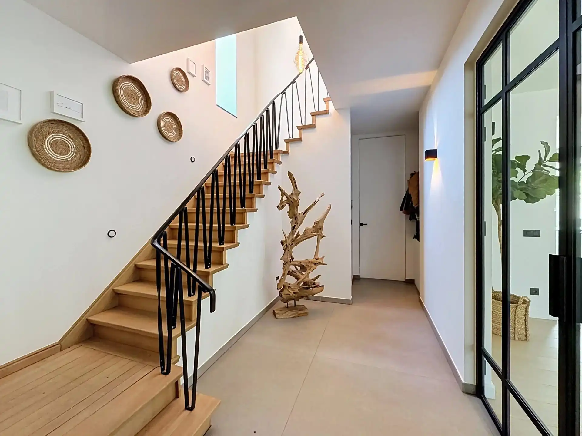 Zeer ruime villa voorzien van alle luxe met 3, mogelijk 5 slaapkamers en 2 badkamers foto 5