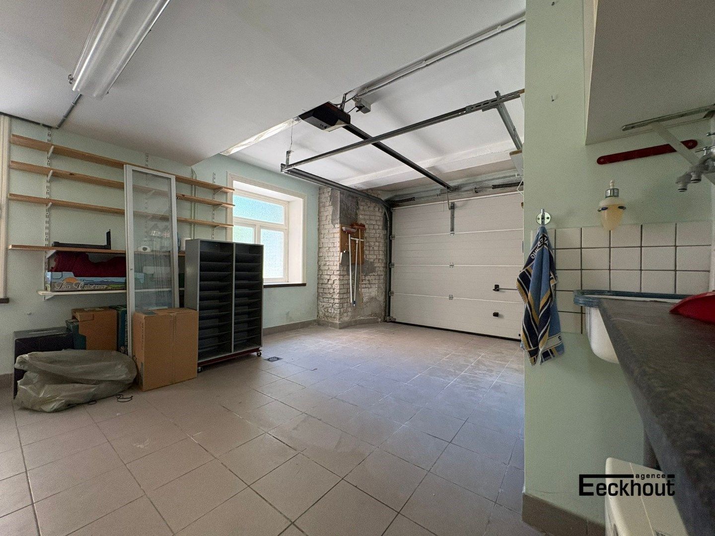 Ruime garagebox met oprit/parkeerplaats op gegeerde ligging foto 3