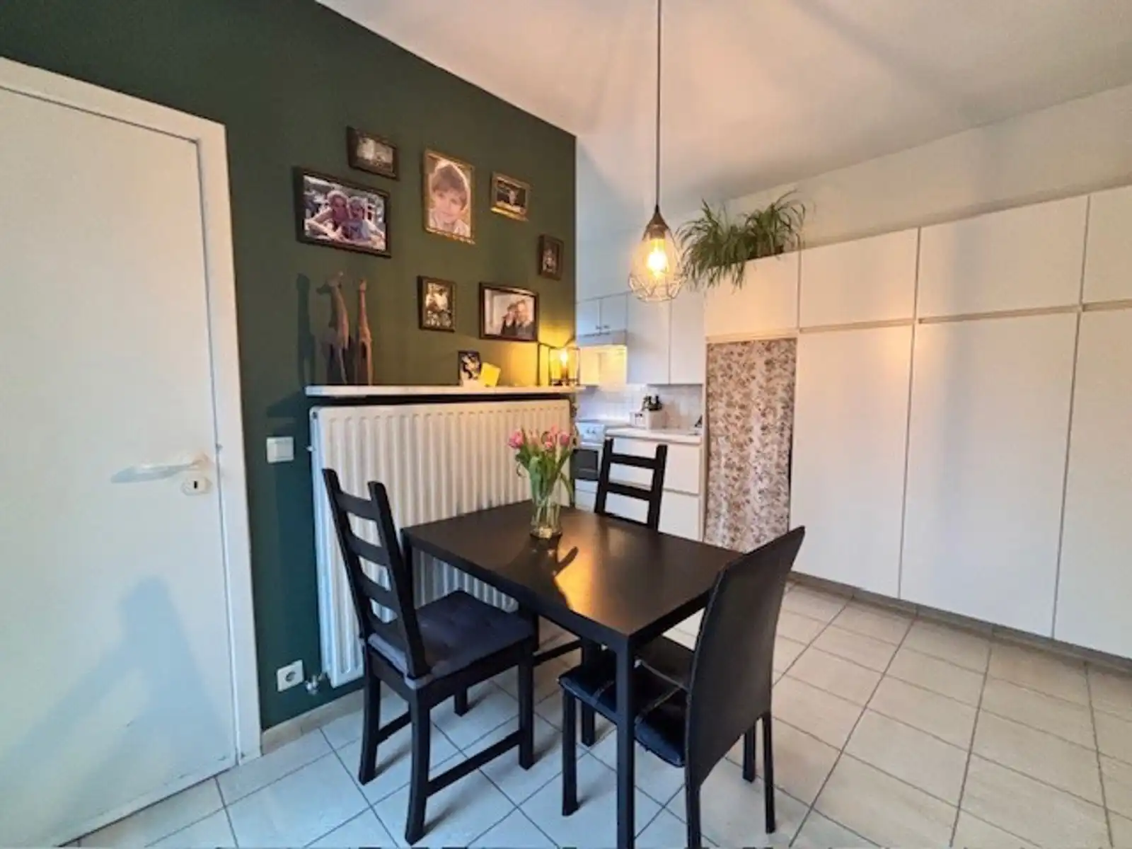 Ruime hoekwoning met terras, tuin en garage. foto 6