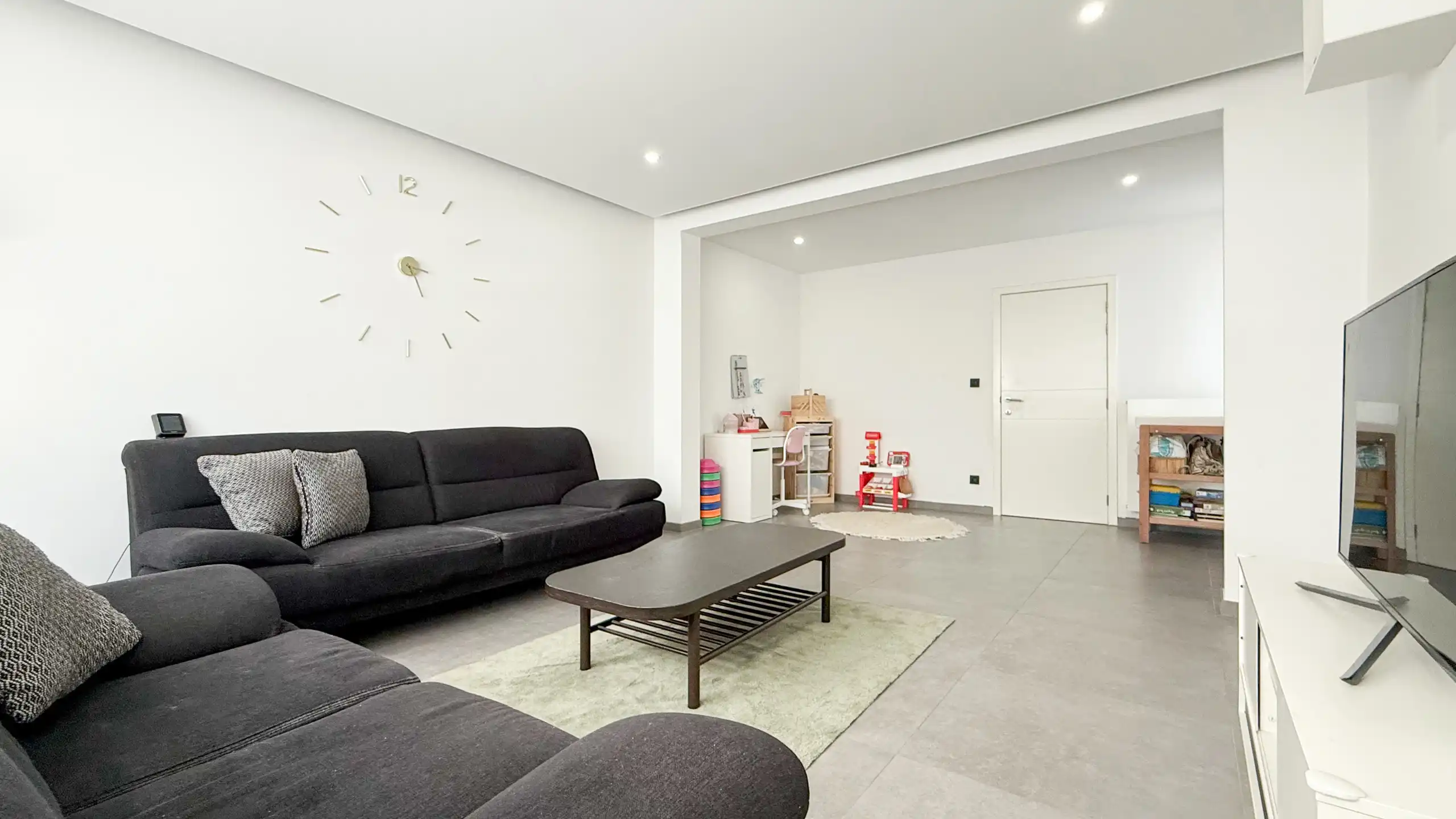 Instapklare halfopen bebouwing op topligging dicht aan natuurzone! foto 2