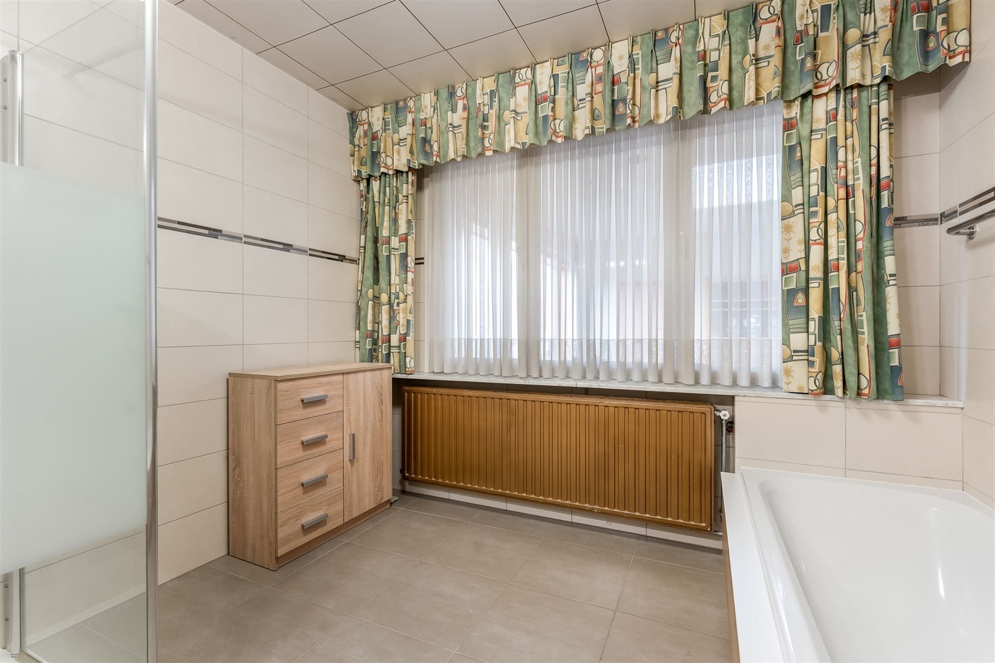 ZEER RUIME WONING (338M²) MET 5 SLAAPKAMERS OP EEN PERCEEL VAN 10ARE GELEGEN IN HET CENTRUM VAN OOSTHAM foto 18