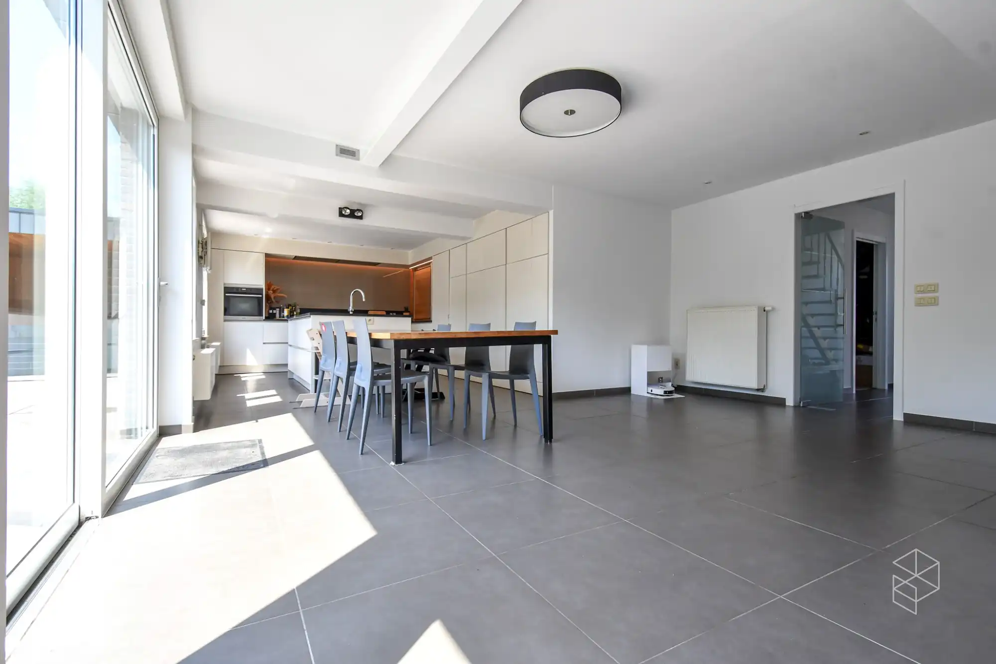 GROTE (254m²) instapklare gezinswoning met 4 slaapkamers, zwembad en poolhouse foto 9