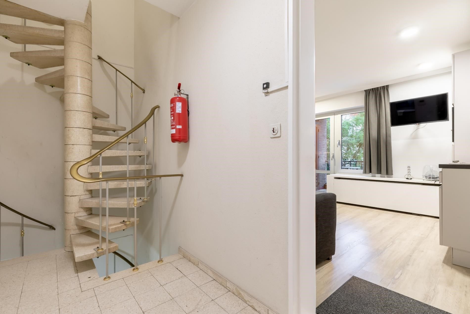 Vernieuwde en bemeubelde studio foto 8