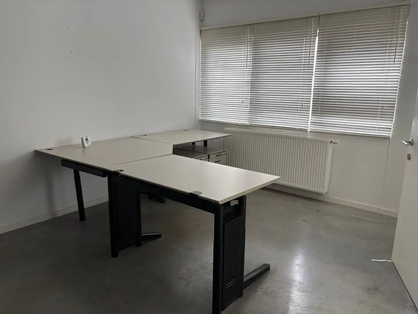 BEDRIJFSUNIT MET KANTOREN foto 3