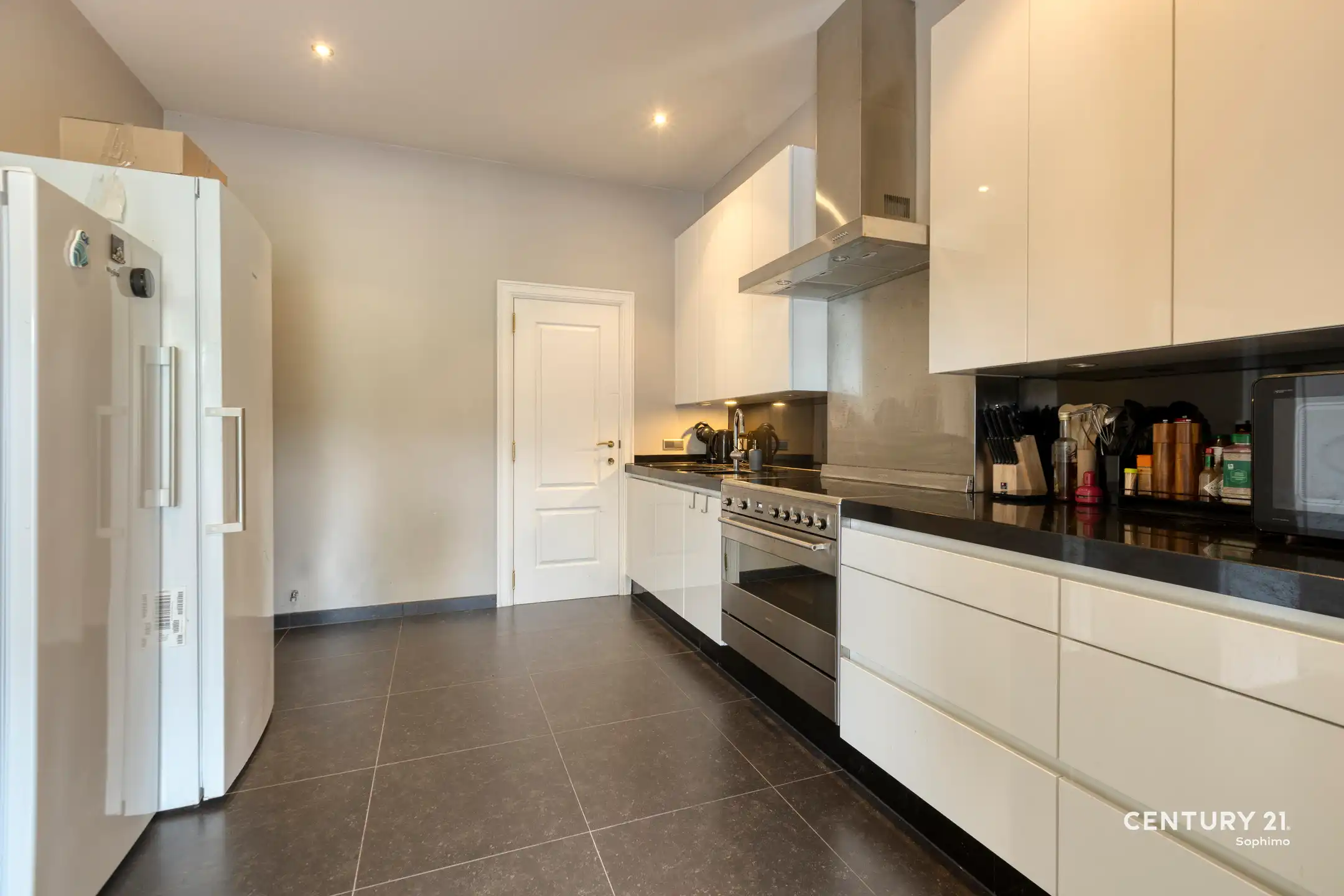 Instapklare woning met vier slaapkamers op perceel van 11a22 foto 9