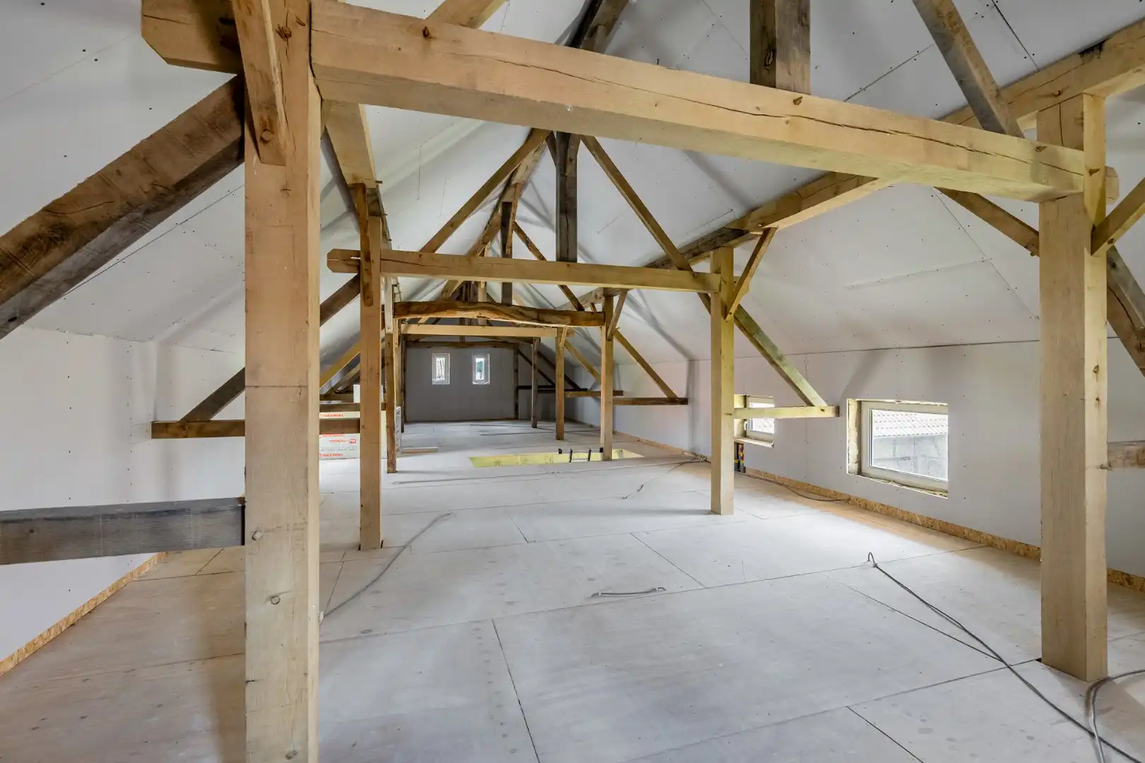 UNIEKE VIERKANTSHOEVE met paardenstallen op 7,34 hectare met vergunning voor zwembad en poolhouse foto 12