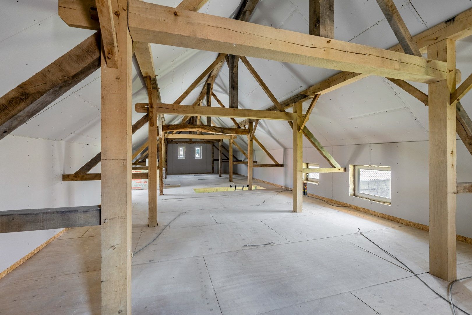 UNIEKE VIERKANTSHOEVE met paardenstallen op 7,34 hectare met vergunning voor zwembad en poolhouse foto 12