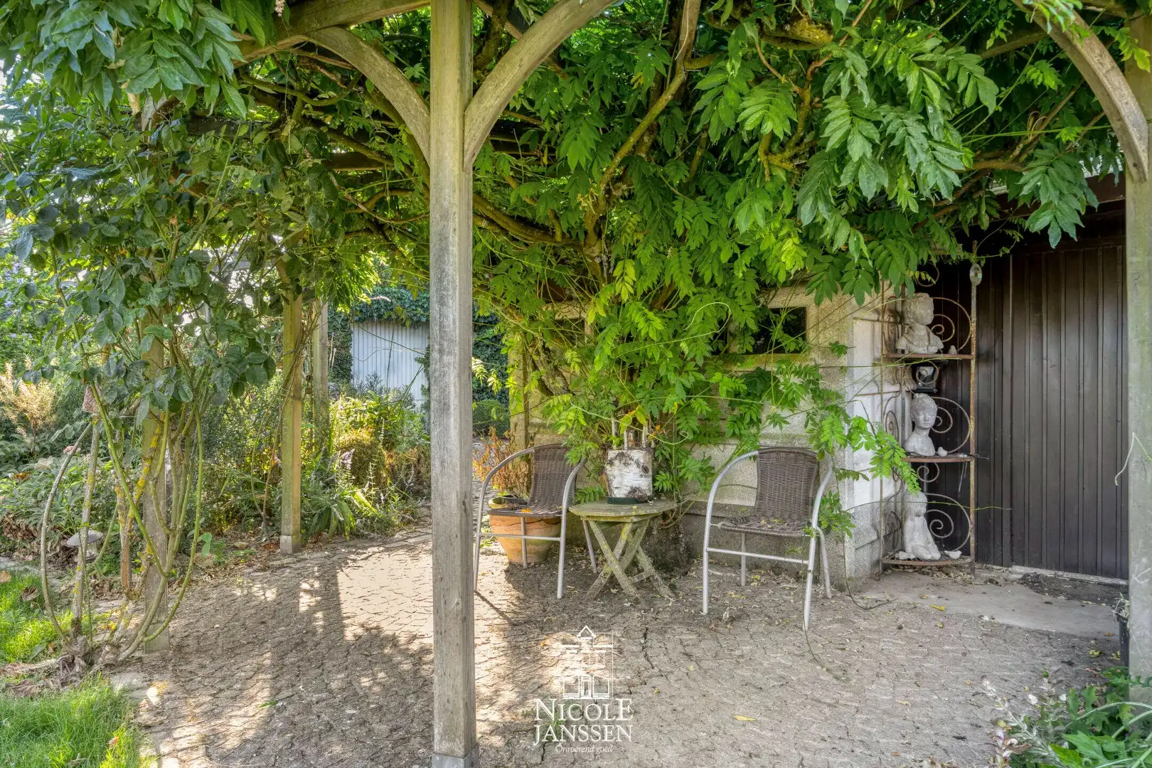 Ruime woning in landelijke omgeving foto 36