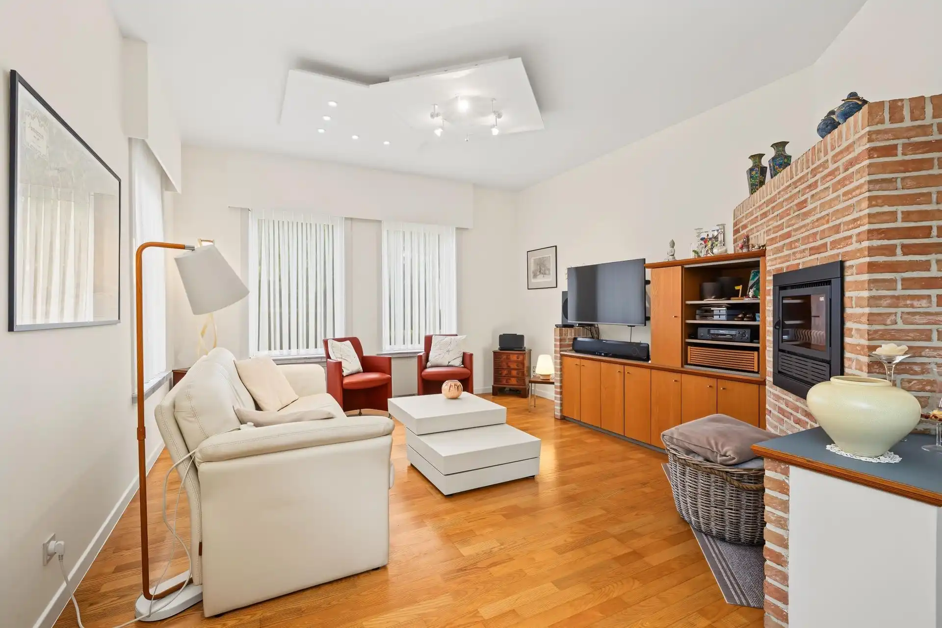 Uitstekend gelegen gezinswoning met 4 slaapkamers + bureau en ruime garage foto 4