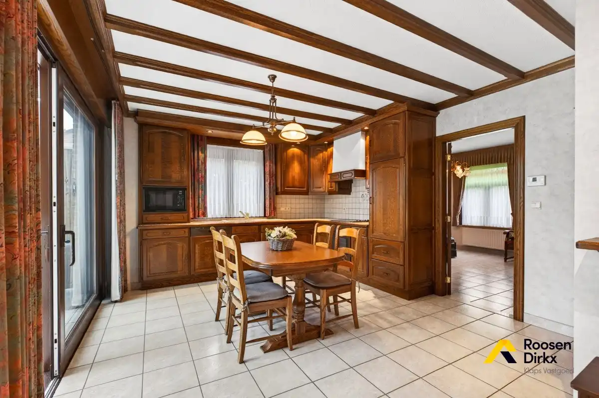 Vrijstaande en degelijke gezinswoning met 300m² bewoonbare oppervlakte en mogelijk 5 slaapkamers op perceel van 974m² foto 11