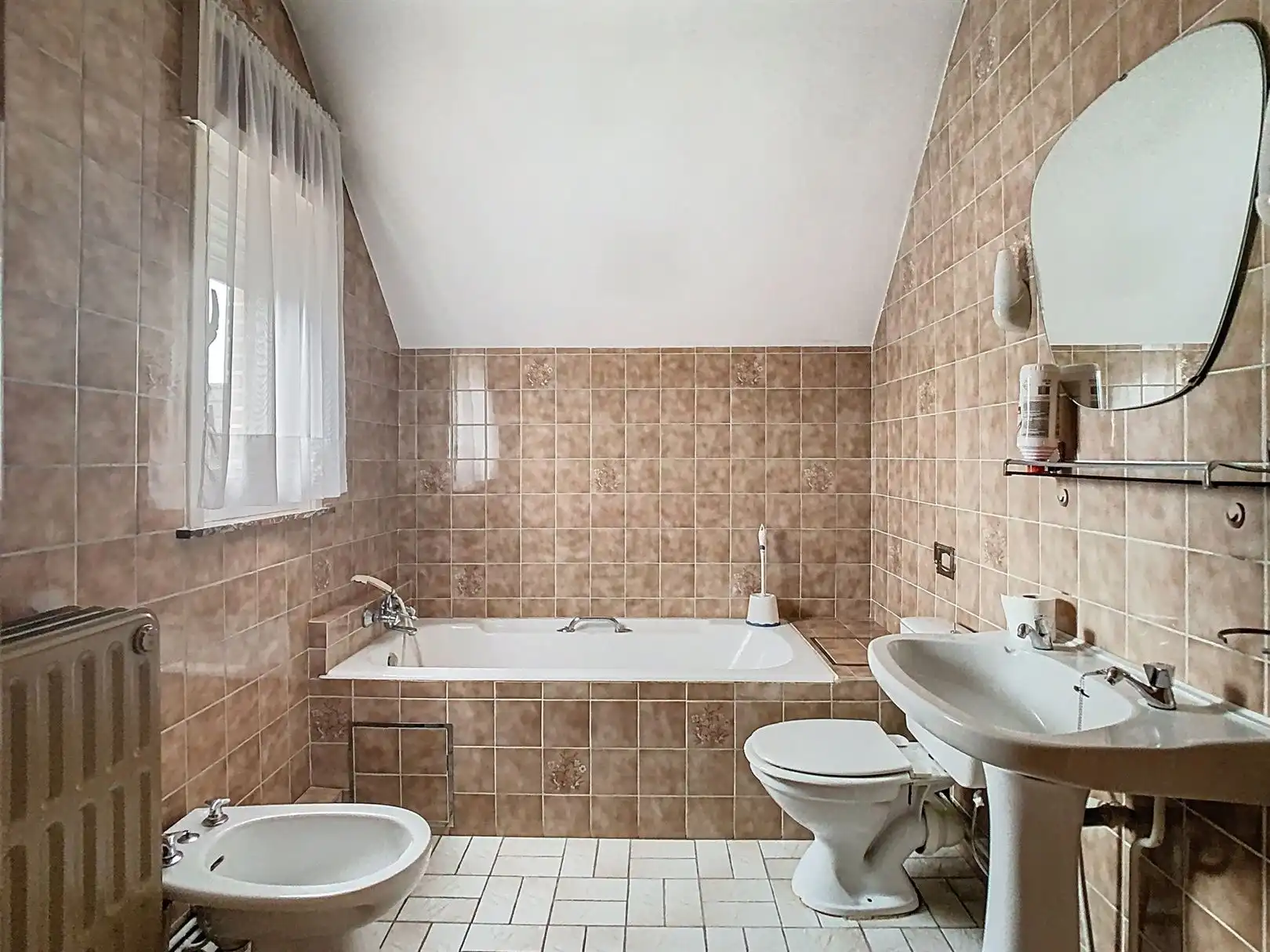 Mooi te renoveren 3-gevel woning!! foto 12