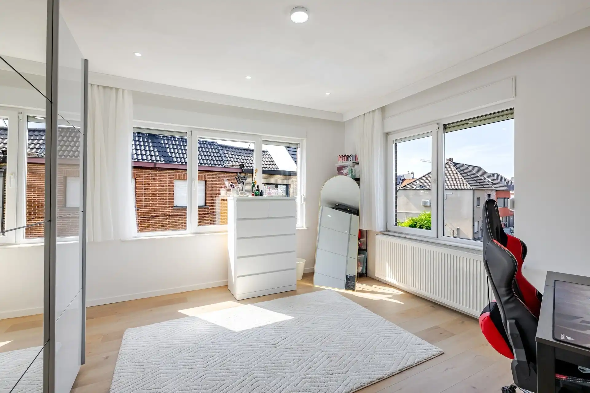 Top gerenoveerde woning met 3 slks op gunstige ligging foto 18