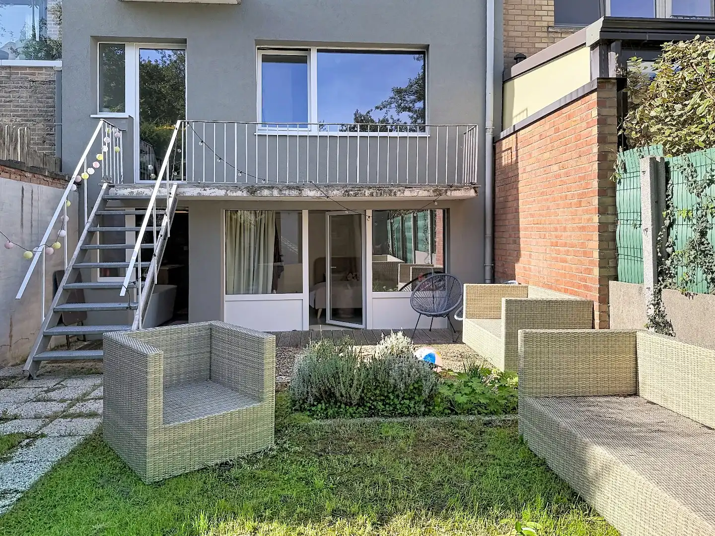 Volledig gerenoveerde duplex met zonnige tuin en inpandige garage op gunstige residentiële locatie te Oostende.  foto 11