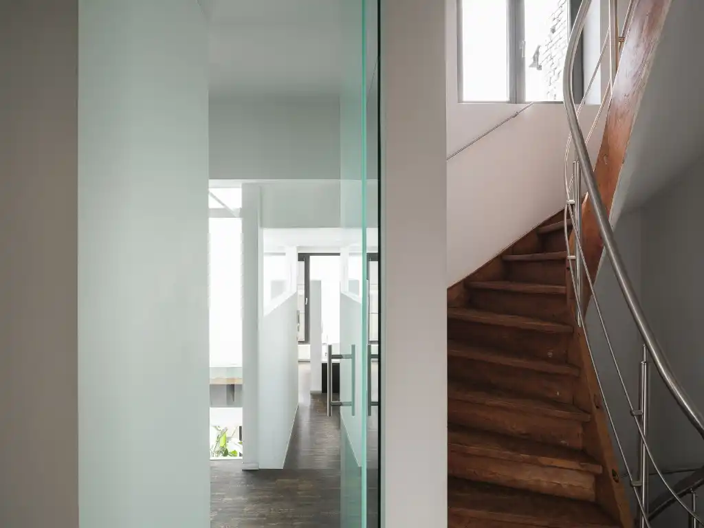 Architecturale burgerwoning naar de hand van Enplus architecten met stadstuin en polyvalente achterbouw op een boogscheut van het stadscentrum. foto 12