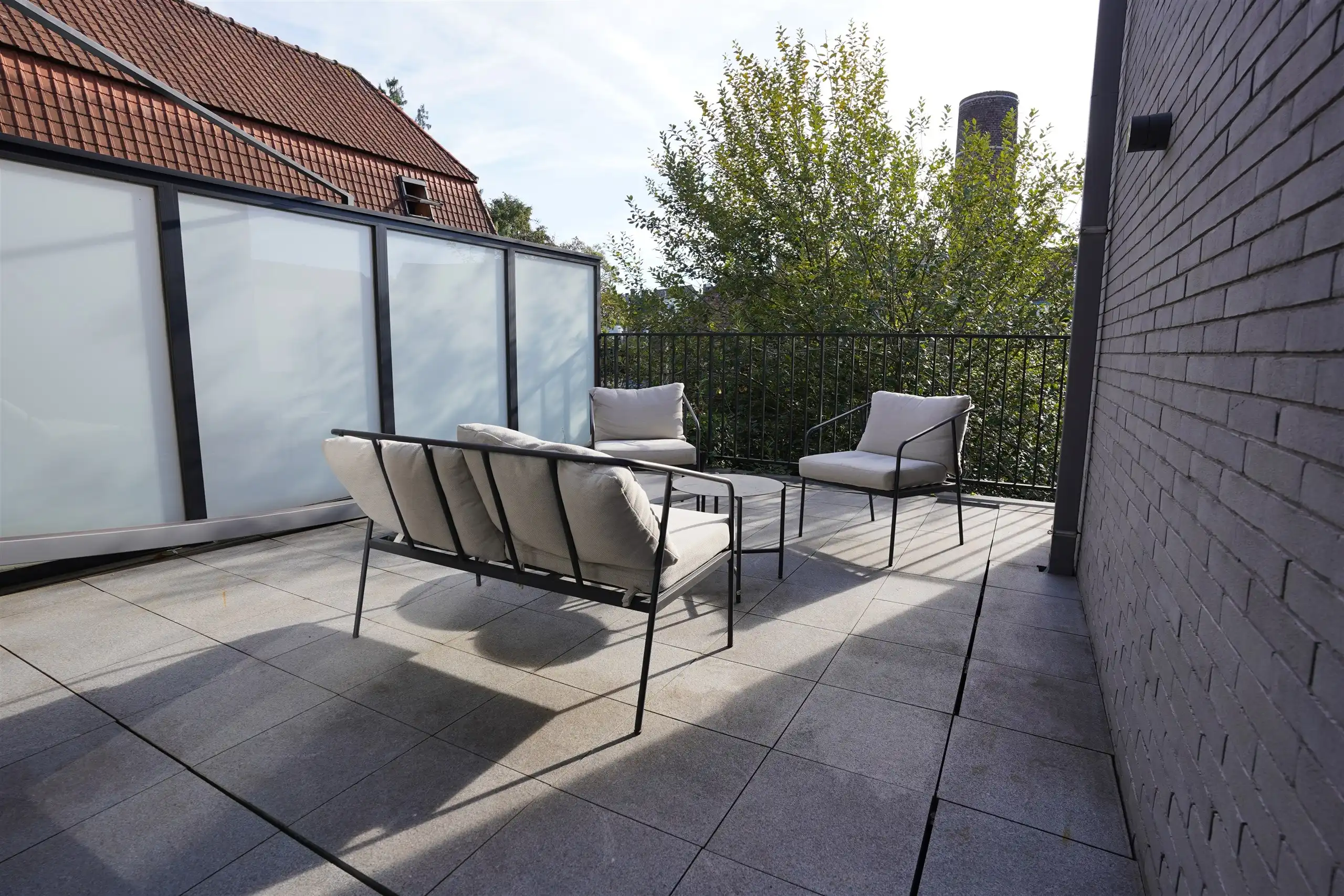 Jonge woning met 2 overrdekte staanplaatsen en kleine tuin foto 13