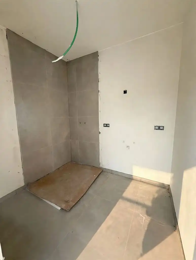 Zeer ruim 1 (+1)-slaapkamerappartement op de eerste verdieping met zuidgericht terras van ca. 43 m², balkon en ondergrondse parkeerplaats, in hartje Maaseik. foto 8
