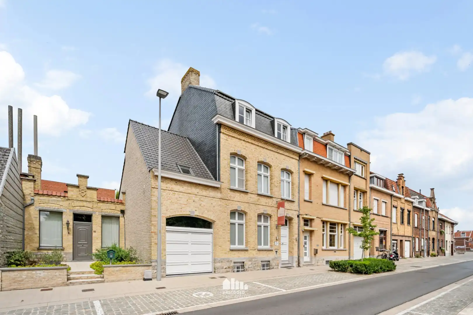 Exclusief en karaktervol herenhuis met 6 slaapkamers, inpandige garage en zonnige stadstuin in hartje Ieper foto 3
