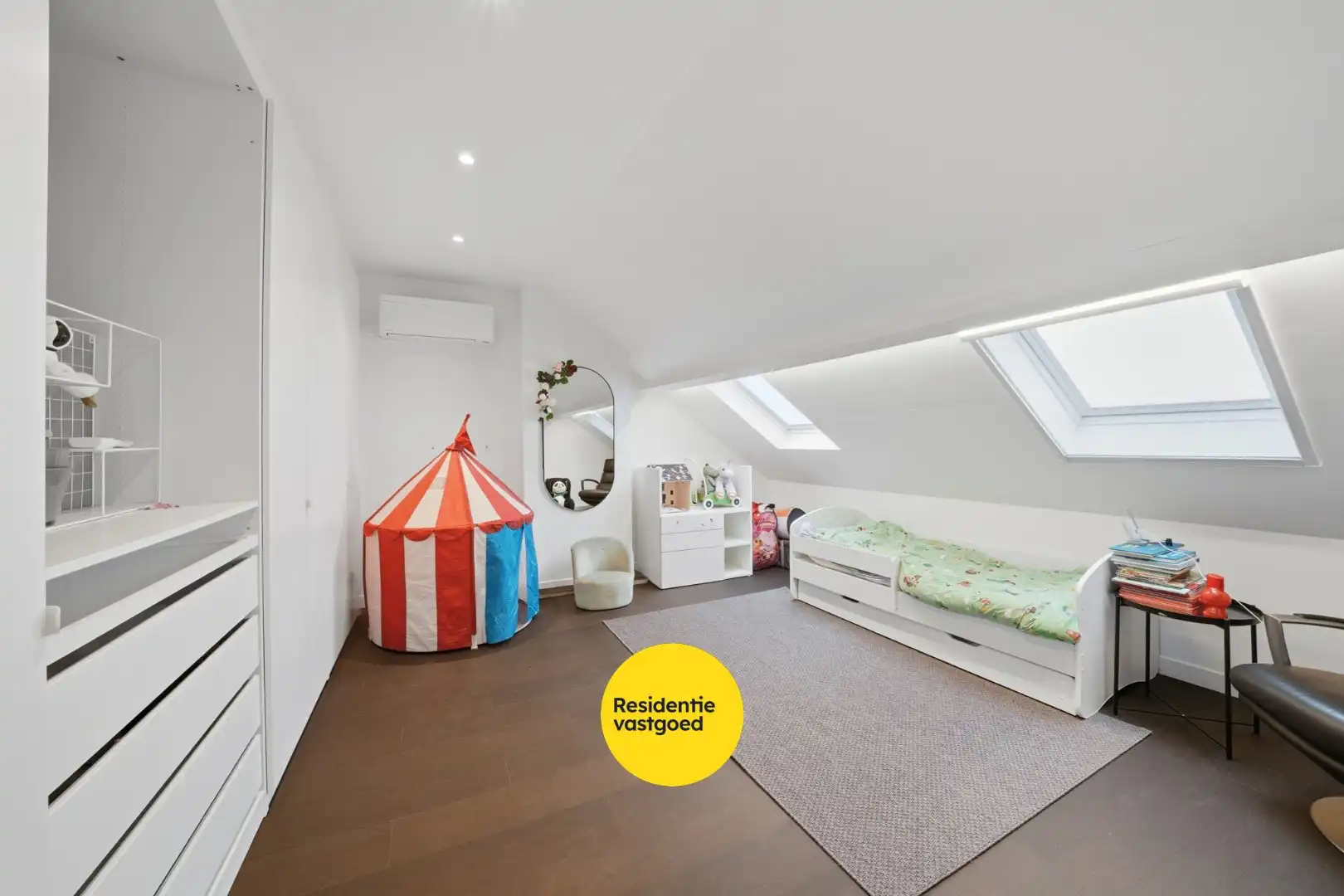 Volledig gerenoveerde woning met zonnige buitenruimte foto 22