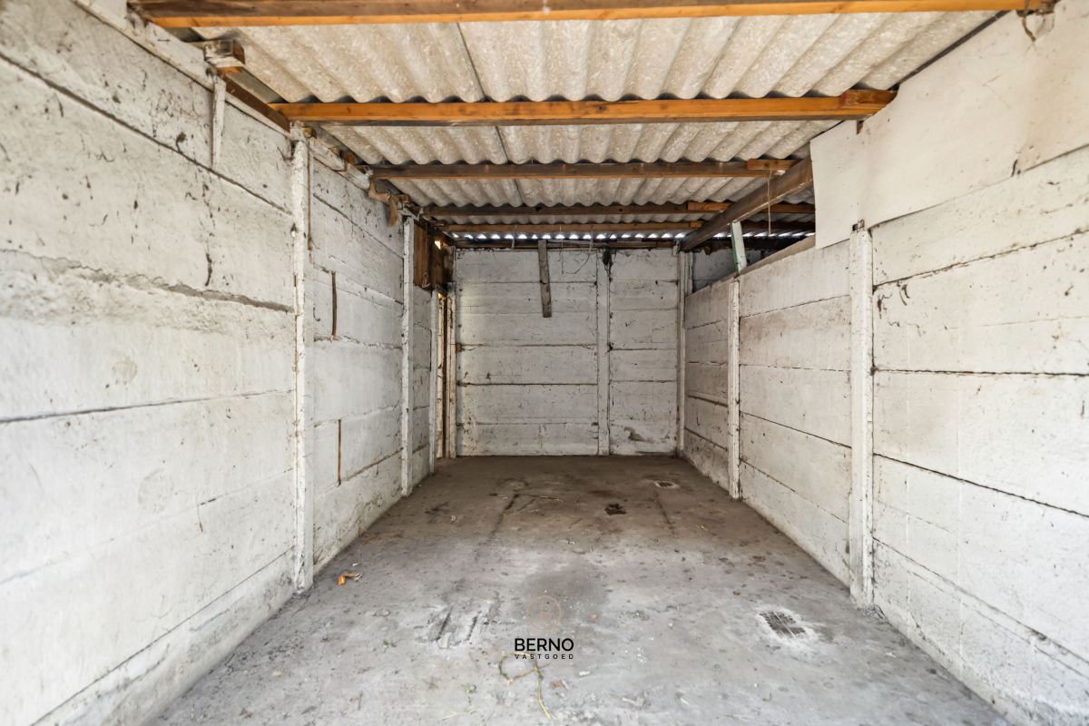 Te renoveren, ruime rijwoning met tuin en garageboxen foto 22