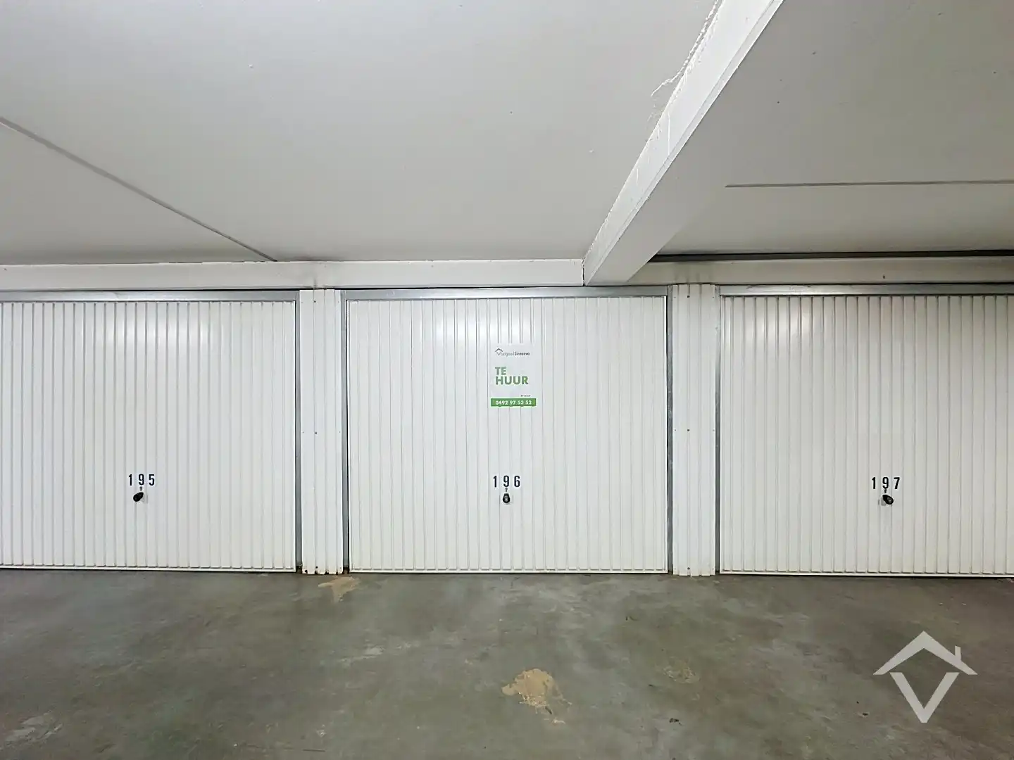 Afgesloten garagebox te huur in complex op centrale ligging te Middelkerke! foto {{pictureIndex}}