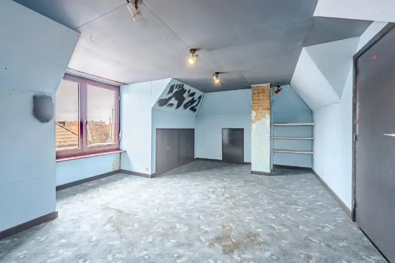 Hooglede-centrum. Charmante | ruime | half open bebouwing op 740m2 met > 4 slaapkamers, apart bijgebouw van +/- 60m2. Ideaal voor gezinnen / extra polyvalente ruimtes, ideaal gelegen. foto 17