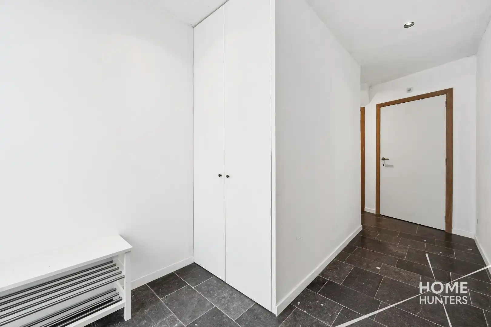 Prachtig gerenoveerde woning met 4 slaapkamers en een ruime tuin vlak bij het historische hart van Ieper! foto 2