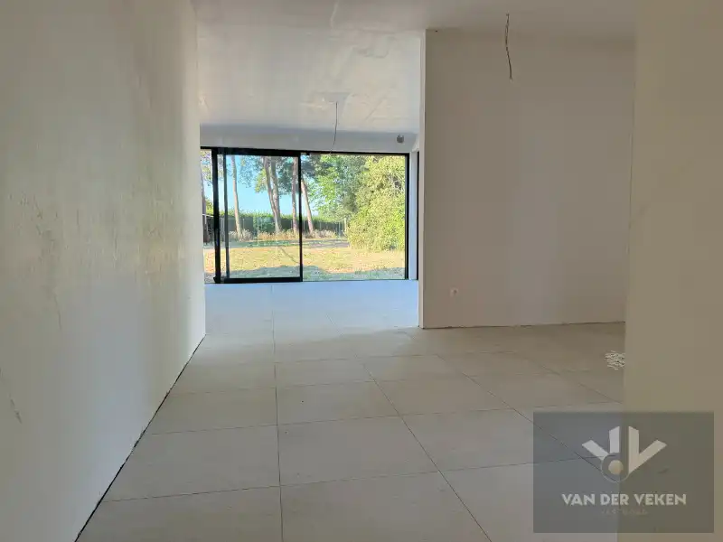 Ruime half open BEN-woning met 4 slaapkamers en inpandige garage te bewonderen in het gezellige Kermt. foto 2