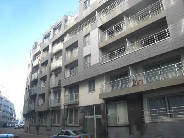 Openlucht parkeerplaats nummer 16 foto {{pictureIndex}}