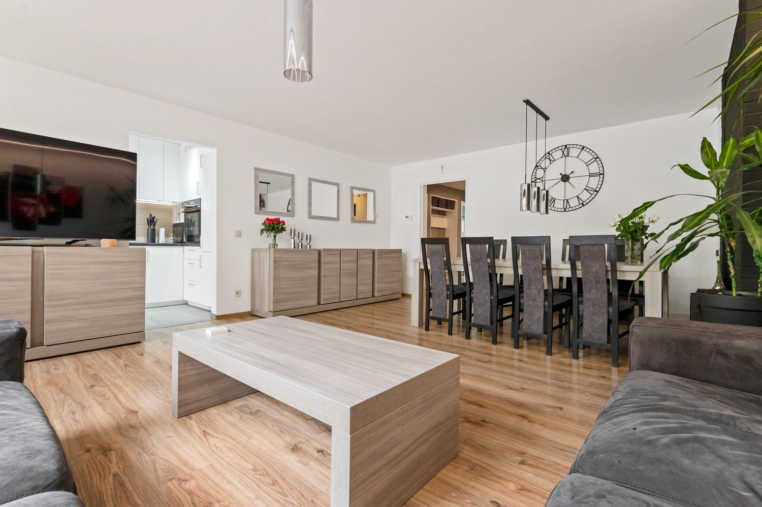 Instapklaar appartement met 3 slaapkamers, mooi terras, tuin en garagebox op toplocatie in Borgerhout! foto 6