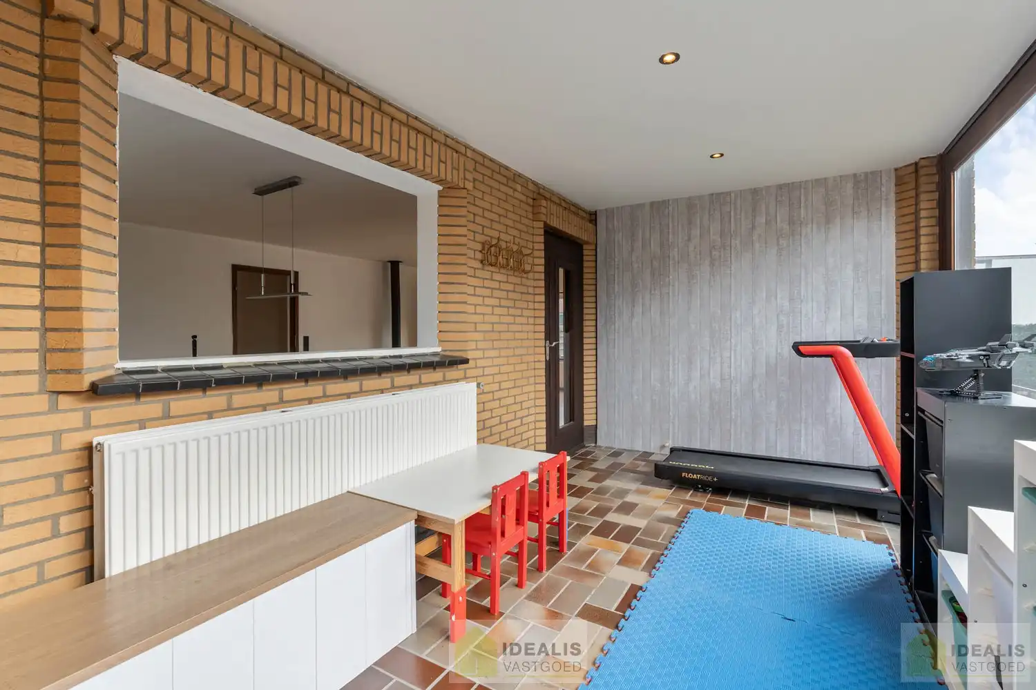 INSTAPKLARE GERENOVEERDE BUNGALOW MET LICHTRIJKE LEEFRUIMTE EN AANSLUITEND ZEER RUIME MODERNE KEUKEN, BADKAMER, VERANDA EN 3 GOEDE SLAAPKAMERS OP EEN KNAP PERCEEL VAN 9A 48A. DAARNAAST IS DE WONING VOLLEDIG ONDERKELDERD! Deze goed ingedeelde woning omvat +-145m² bewoonbare oppervlakte verdeeld over een lichtrijke woonkamer met aansluitend een zeer ruime moderne keuken, badkamer, veranda, 3 goede slaapkamers en tevens is de woning volledig onderkelderd. De woning is gelegen op een aangenaam perceel van 9a 48ca vlakbij het centrum van Bree, op fietsafstand van winkels, horeca en scholen,… Zeer geschikt voor kandidaten op zoek naar een gerenoveerde woning die ruimte en rust biedt doch dicht bij allerlei faciliteiten is gelegen. foto 11