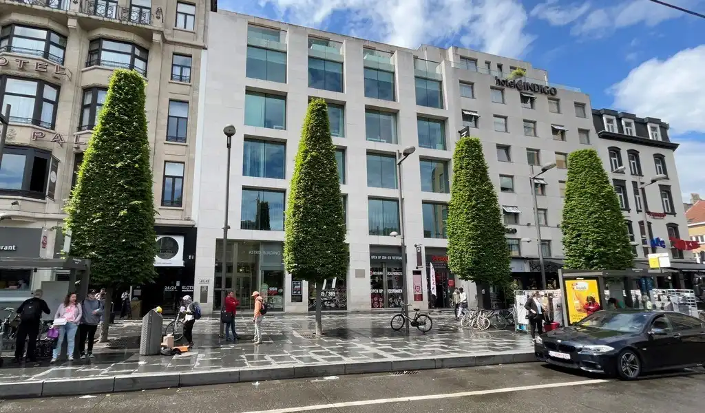Gerenoveerde kantoorruimte te huur in Astrid Building aan Centraal Station in Antwerpen foto {{pictureIndex}}