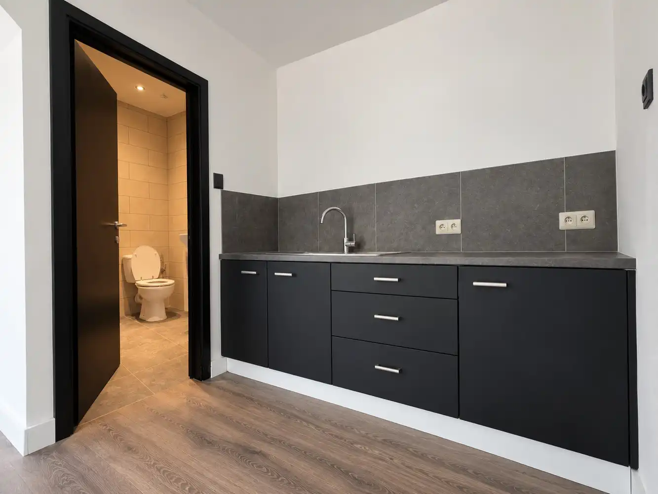 Handelsgelijkvloers (46 m²) te huur op toplocatie in Rekem foto 6