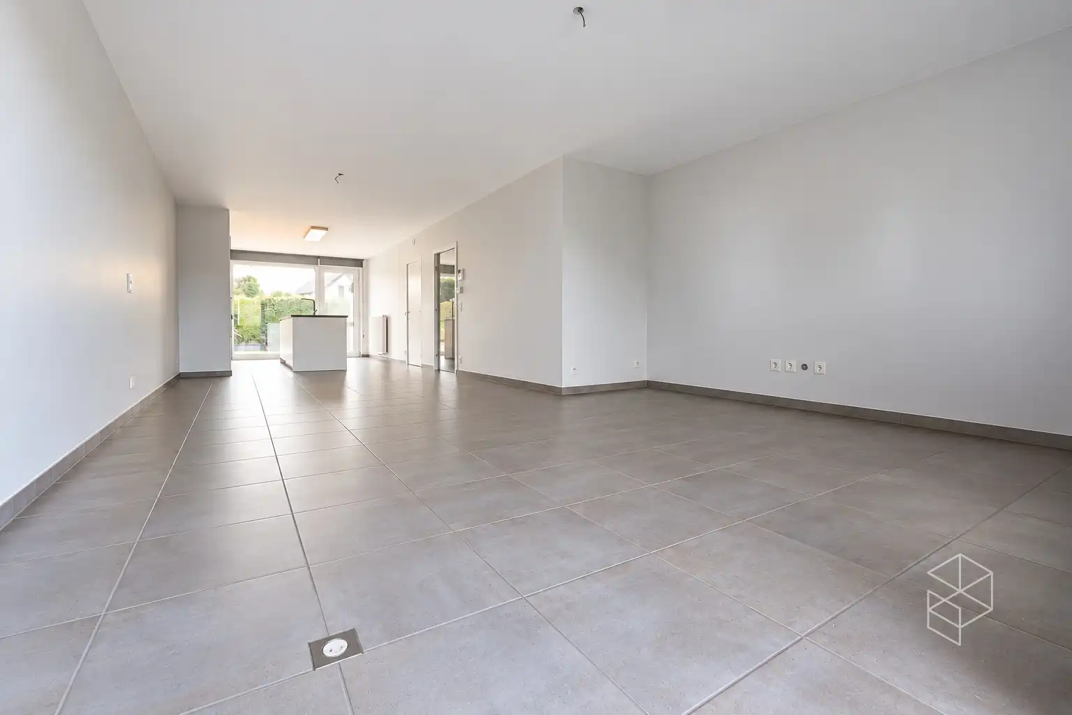 Rustig gelegen groot gelijkvloers appartement met 2 slaapkamers, voor- én achtertuin met terras foto 10