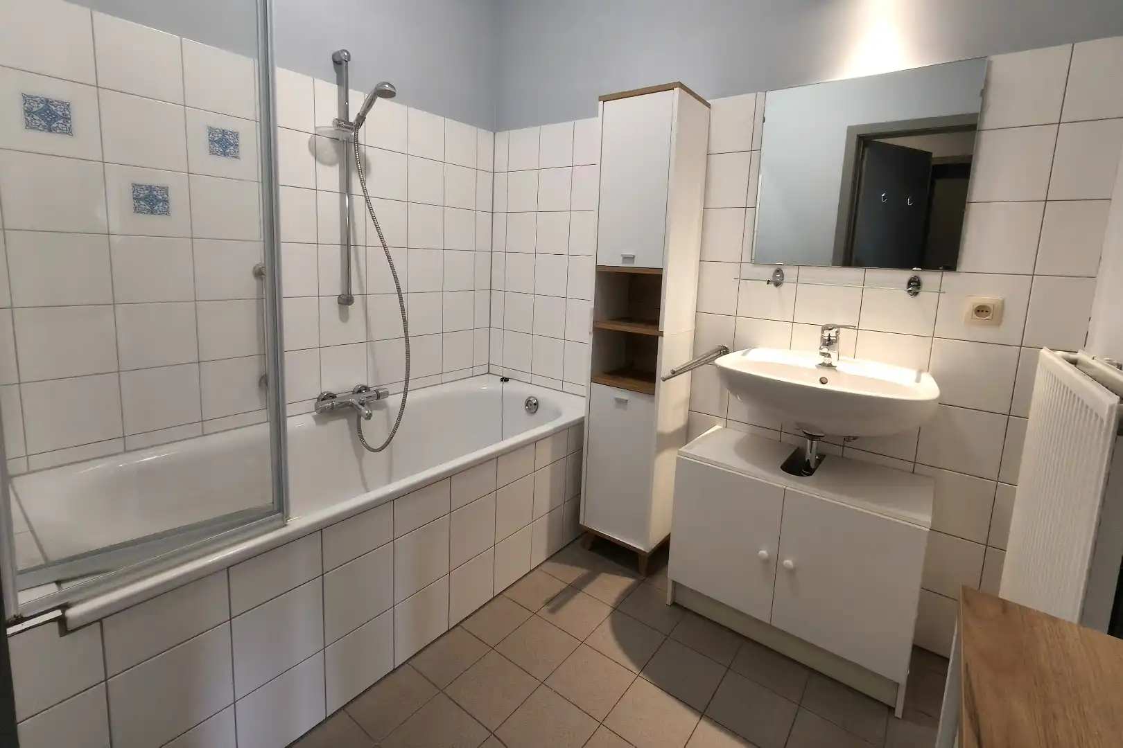 GELIJKVLOERS APPARTEMENT MET GARAGE foto 8