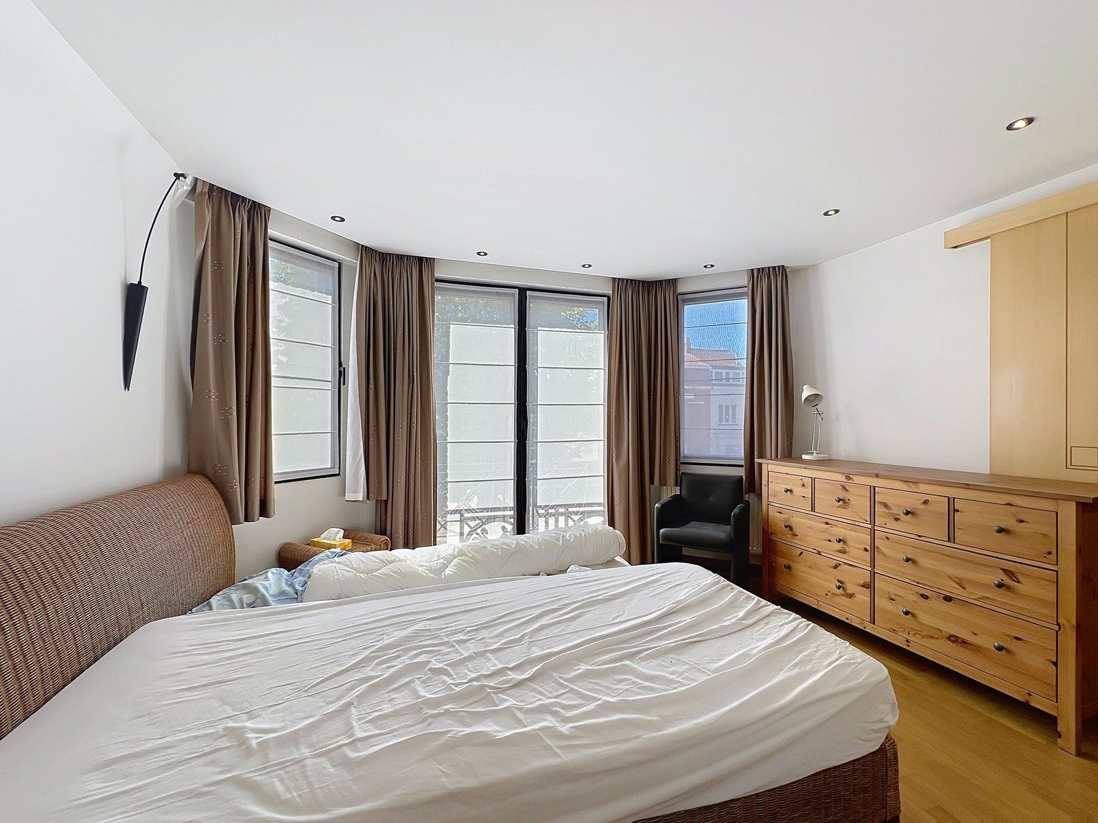 Prachtig HERENHUIS (met o.a. 5 slpk, garage en tuin), apart KANTOOR-gebouw en 630 m2 MAGAZIJNEN op zeer goede ligging te KORTRIJK ! Géén renovatieverplichting! foto 10