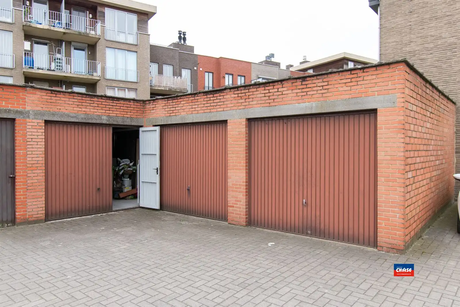 Halfopen bebouwing met 3 slaapkamers, tuin + 3 garageboxen foto 13