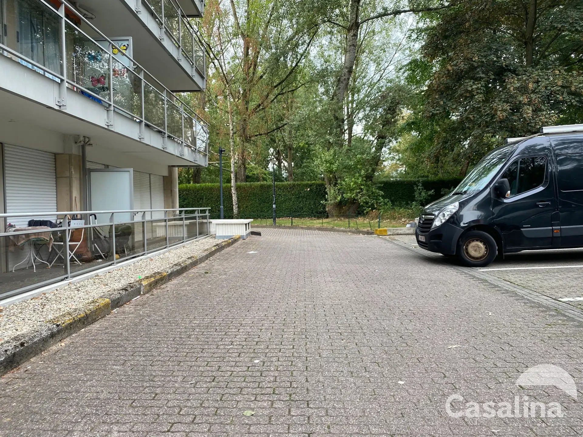 CASALINA Real Estate stelt te huur - buiten parkeerplaats foto 3