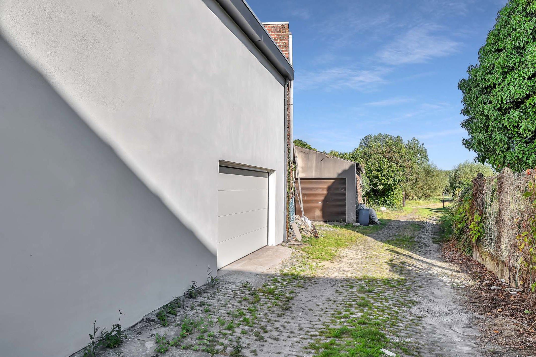 Gerenoveerde en ruime HOB met 3 slaapkamers en garage foto 3