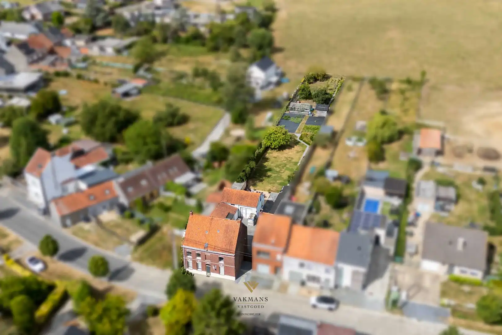 Te renoveren woning op den buiten met veel ruimte en tuin foto 2