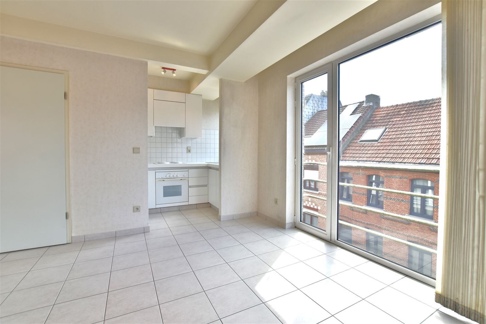  Instapklaar appartement met terras & garage te Sint-Gillis  foto 4