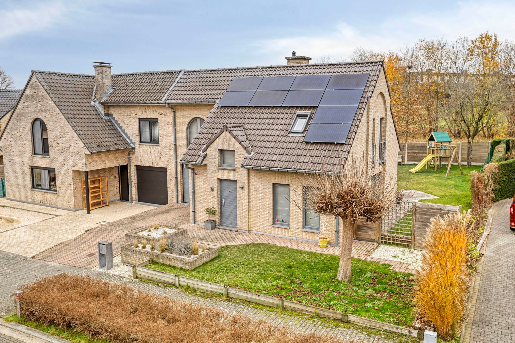 Leemans Immobiliën presenteert u deze rustig gelegen, volledig instapklare woning in het hart van Liedekerke.  foto {{pictureIndex}}