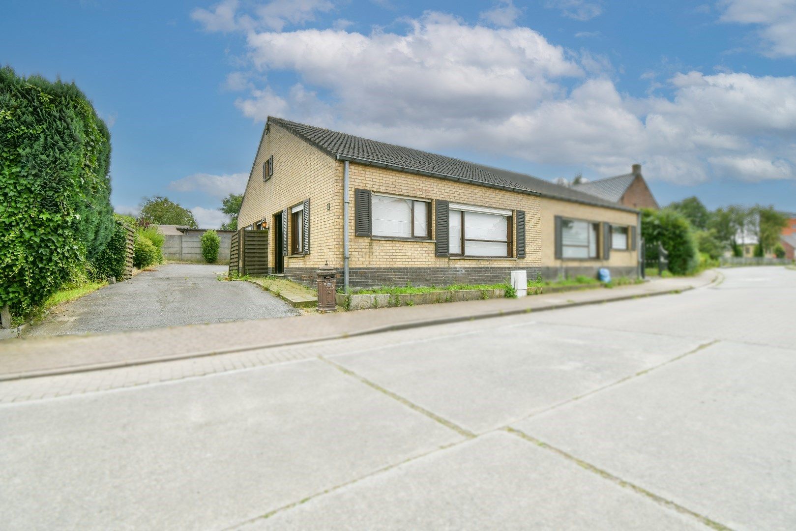 Hoofdfoto van de publicatie: Te renoveren bungalow met drie slaapkamers in Torhout!