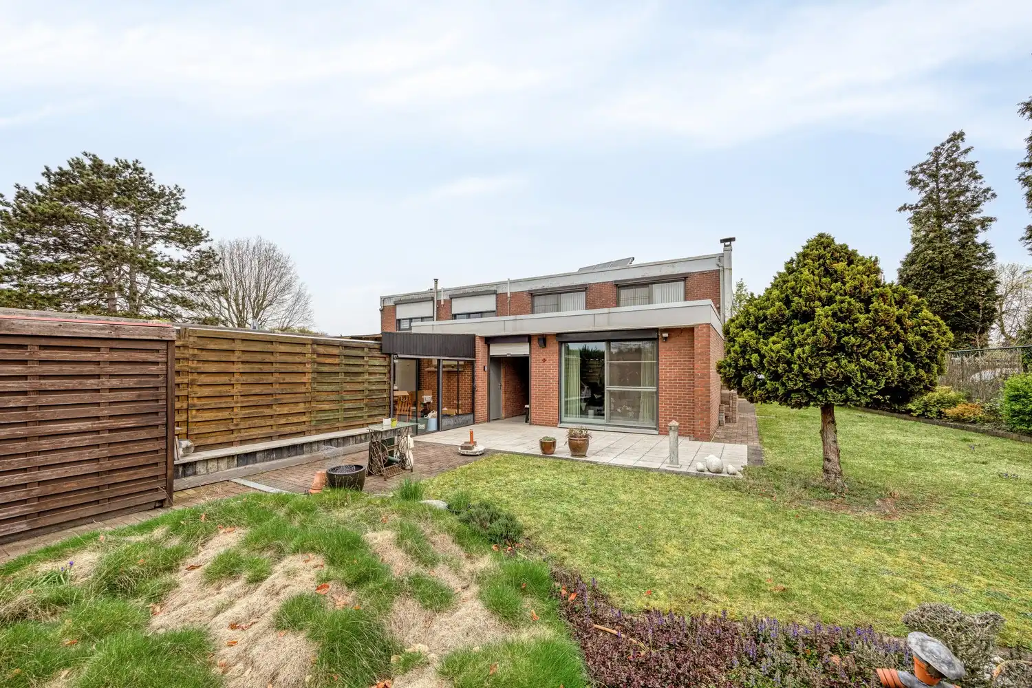 Gezinswoning met 4 slaapkamers en aangelegde tuin in doodlopende straat foto 31