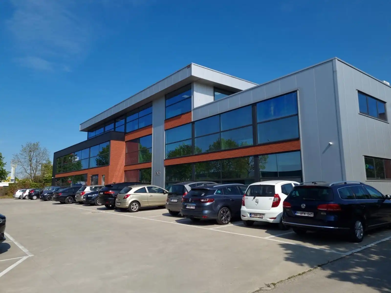 Terbeschikkingstelling van infrastructuur in vernieuwde kantoren met parking, 160m², Genk-Noord foto 24