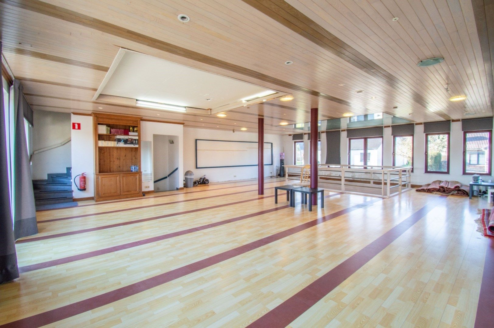 Zéér ruim (475m²) handelspand te centrum Sint-Pieters-Leeuw! foto 9
