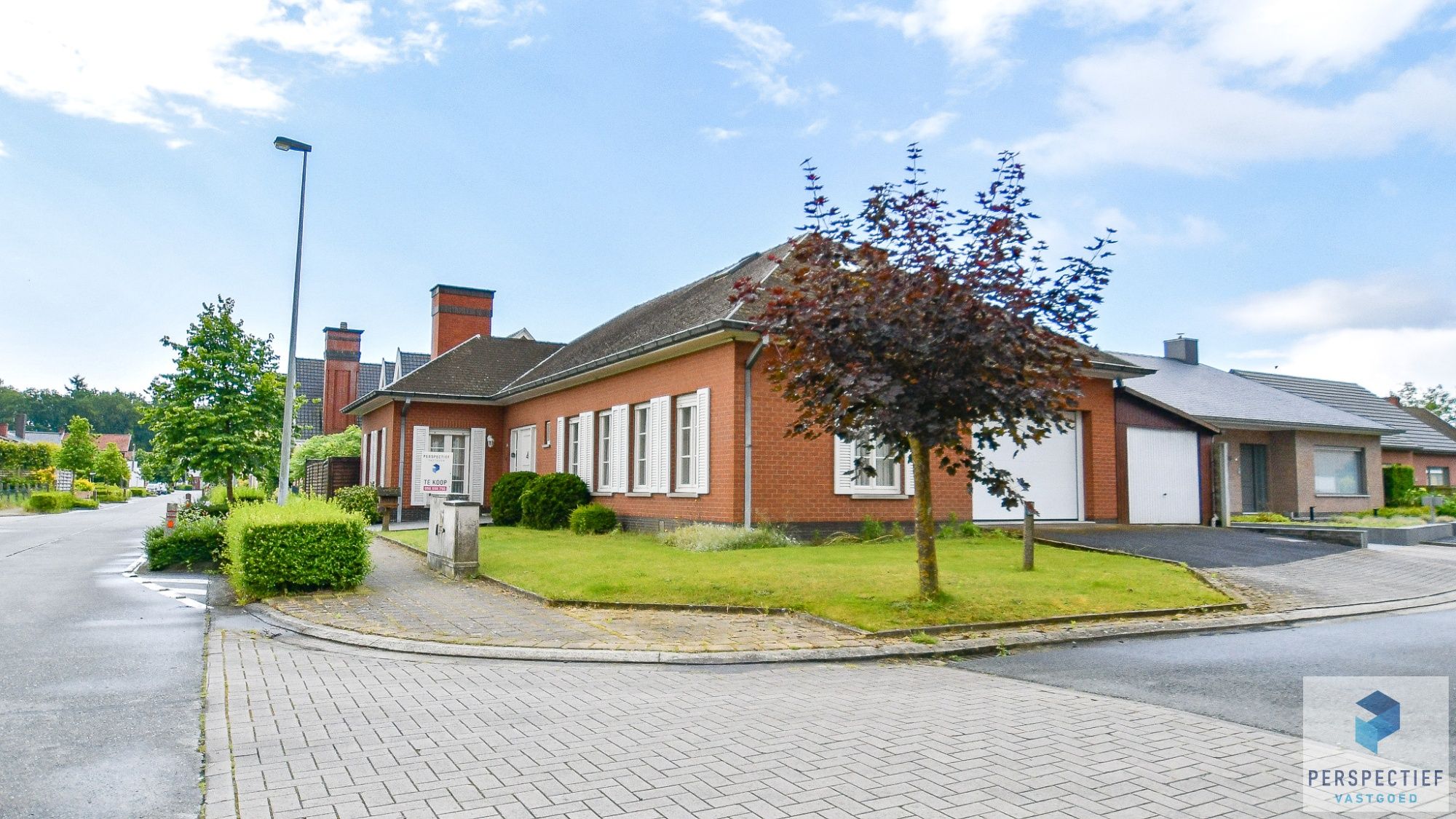 VRIJSTAANDE charmante woning met 2 GARAGES en ZONNIGE tuin foto 1